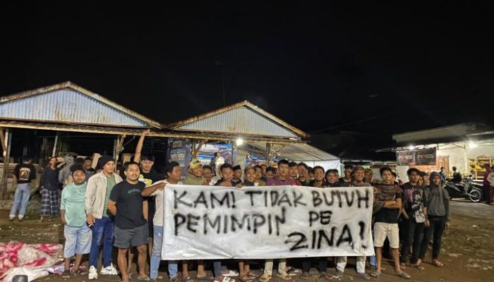 Kades Kambangan Dituntut Mundur Akibat Rumput Tetangga Yang Lebih Hijau 