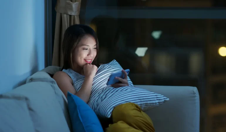 Hati-Hati, Paparan Blue Light dari Laptop Bisa Membuat Kulit Cepat Kusam